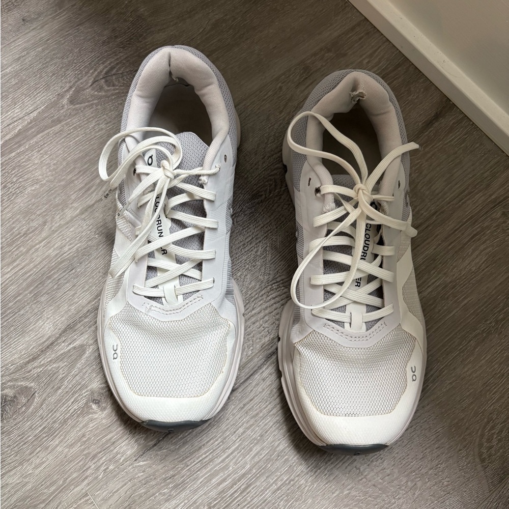 On Running Women's 8 Running Shoes - White/Grey